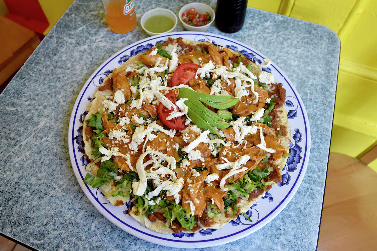 "La cajera la describió como una tostada grande y al instante me recordó a la tostada de mi madre, una de sus especialidades". Una tlayuda de La Oaxaqueña, en la calle Misión, en San Francisco. 