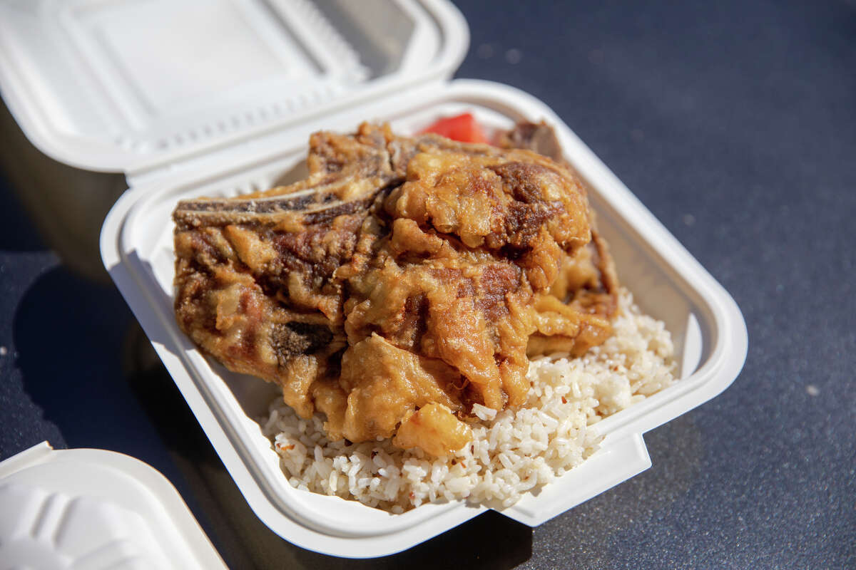 El Pork Chop Hong Kong Style es uno de los platos populares en el restaurante Super Star en el Distrito Excelsior de San Francisco el 25 de octubre de 2022.