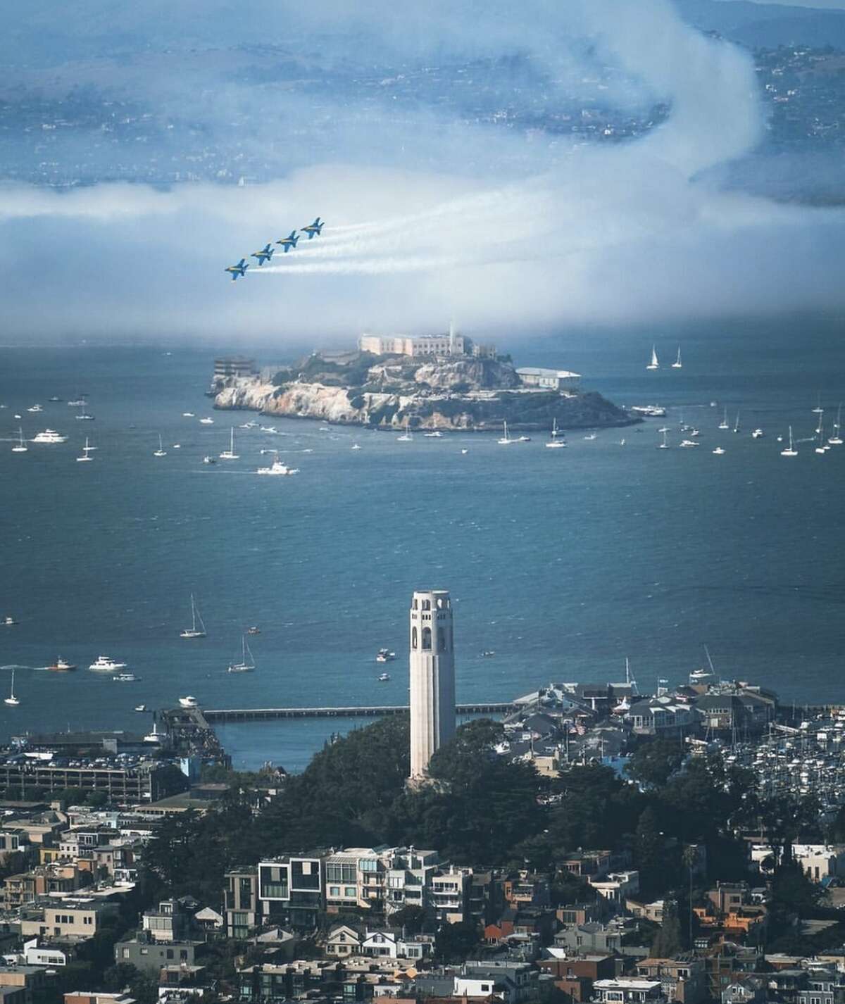 @jennytranphoto capturó a los Blue Angels aún volando alto a pesar de la niebla en el Área de la Bahía de SF.