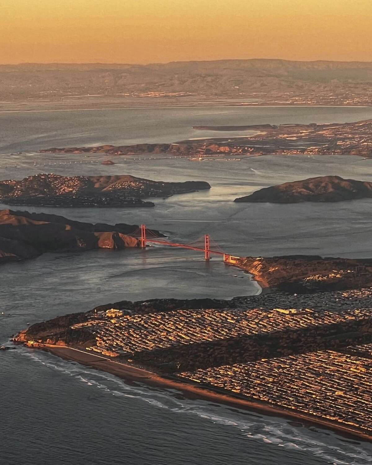@oren_ recientemente capturó esta impresionante imagen de San Francisco a unas dos millas de la costa del Pacífico.