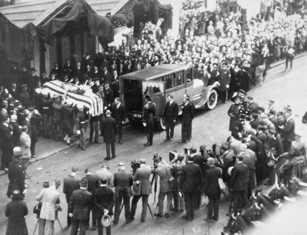 El cuerpo del presidente Warren G. Harding es sacado del Palace Hotel y llevado a un coche fúnebre.