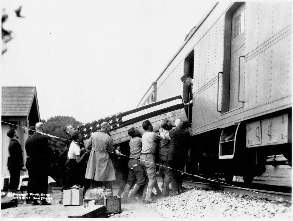 El ataúd del presidente Harding se carga en un tren en San Francisco, donde murió, para el viaje a Washington. 
