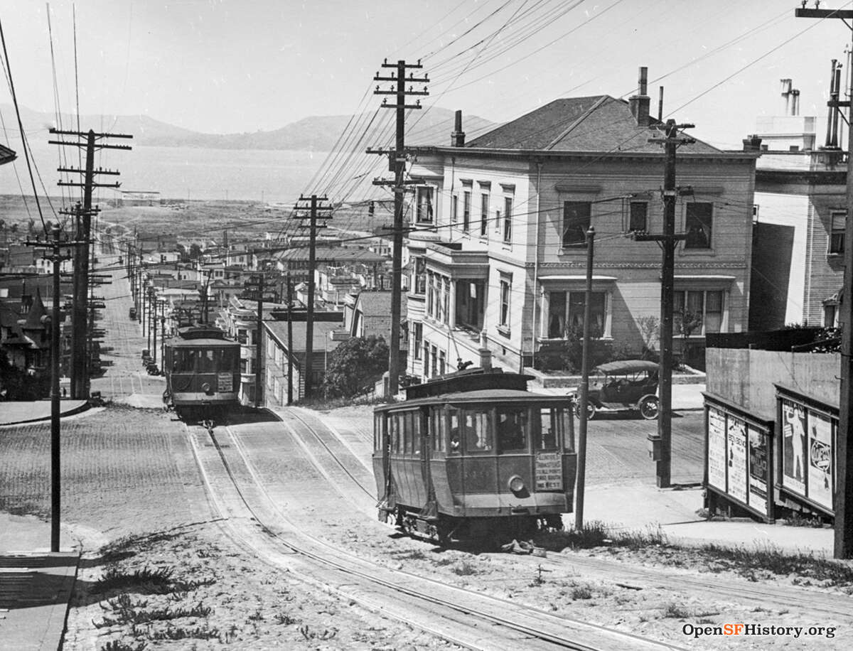 Los tranvías suben por Fillmore cerca de Vallejo en San Francisco en 1923.