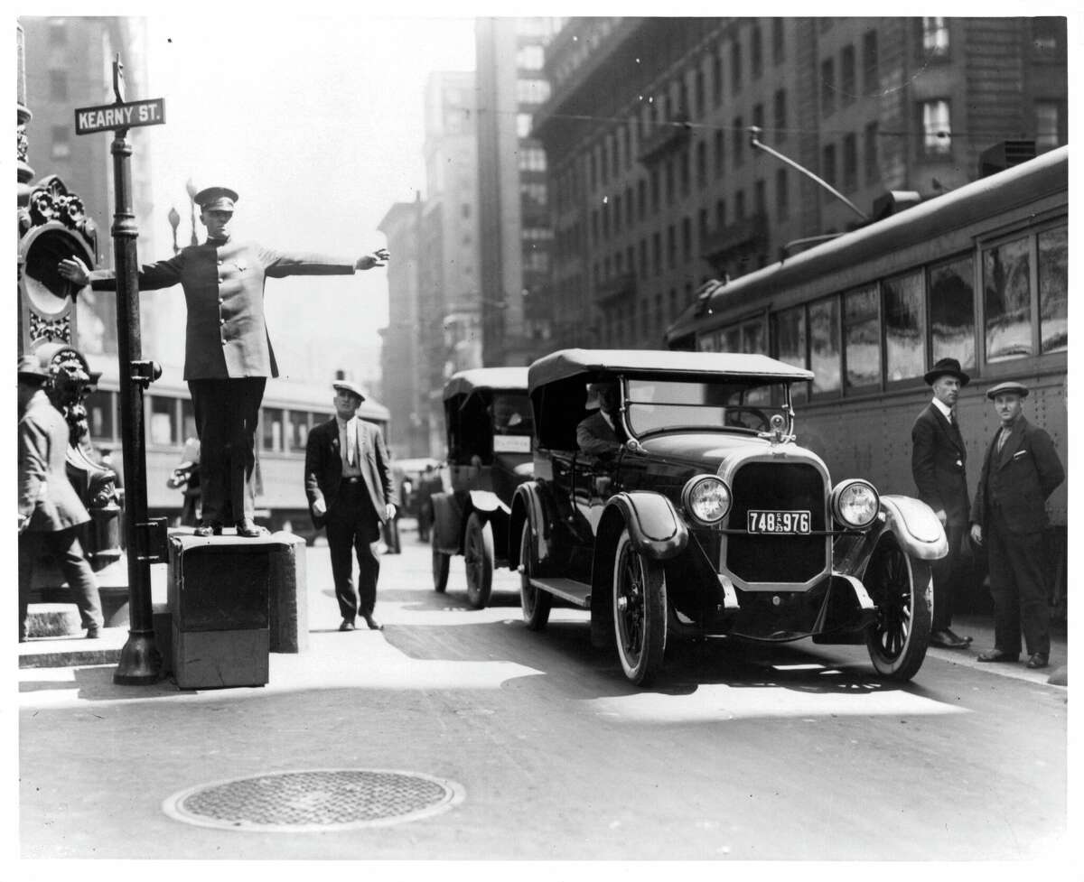 El control de tráfico dirige a los automovilistas en Market y Kearny en San Francisco, 1923. 