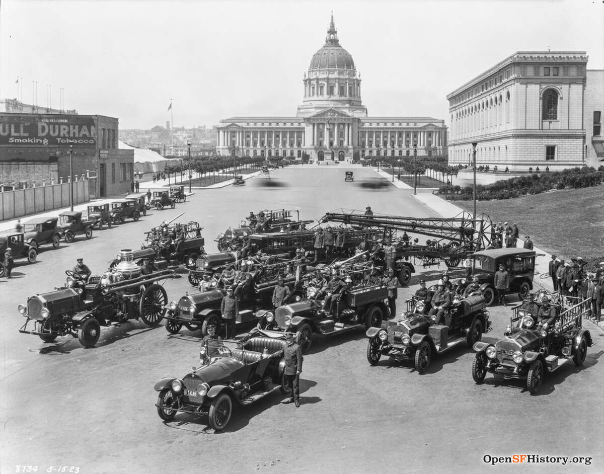 Los bomberos de San Francisco posan frente a sus motores en el Centro Cívico en 1923.
