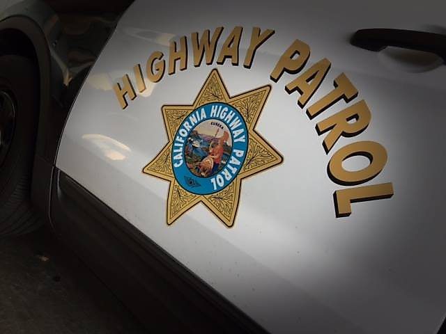  2 muertos y 4 heridos al caer un eucalipto en la autopista 101 de California