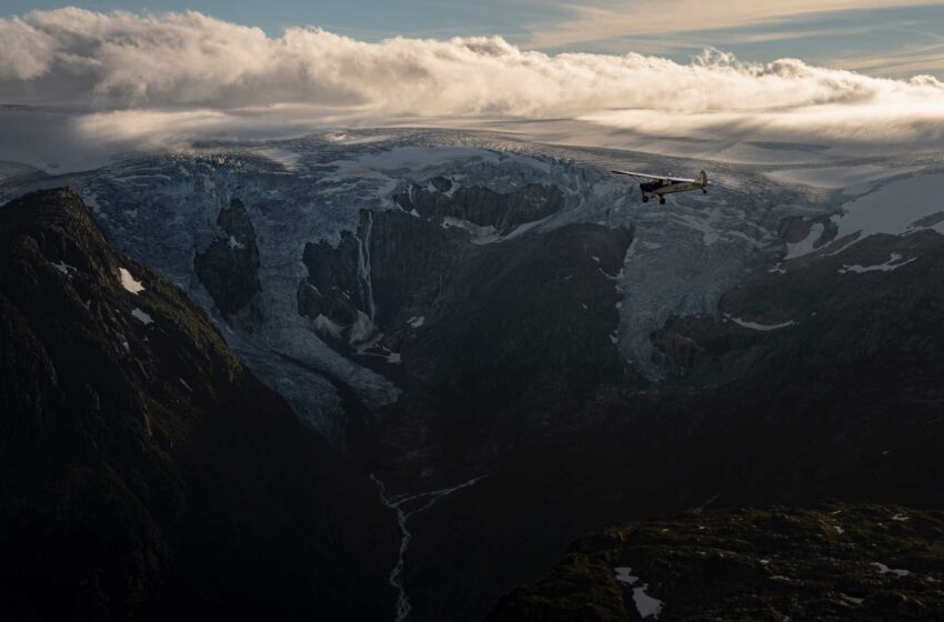 A medida que avanza el reloj climático, un aviador se apresura a fotografiar glaciares