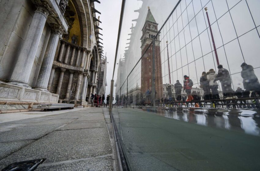  AP FOTOS: Las barreras de cristal mantienen seca la emblemática basílica de Venecia