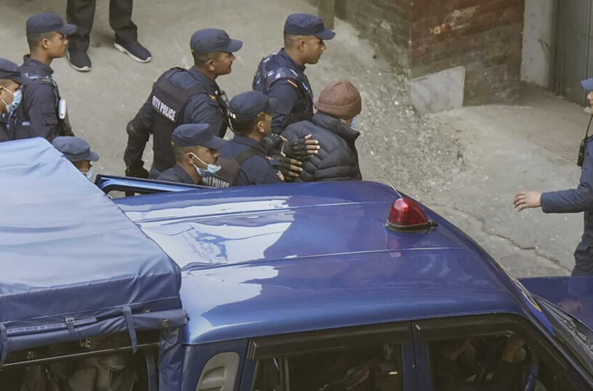  Asesino apodado ‘La Serpiente’ llega a Francia desde Nepal