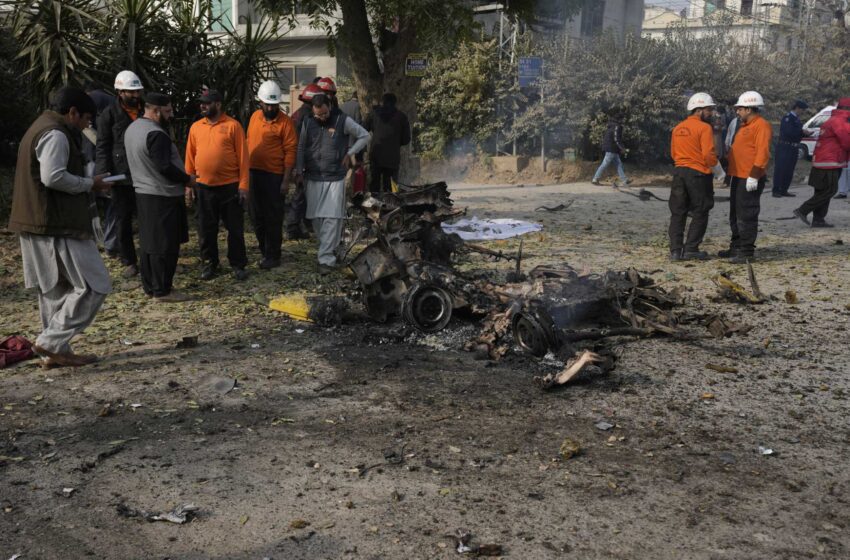  Atentado con coche bomba en Islamabad mata a 2 sospechosos y a un policía