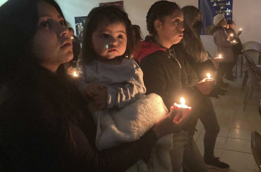  Atrapados en la frontera, los inmigrantes encuentran un poco de alegría navideña