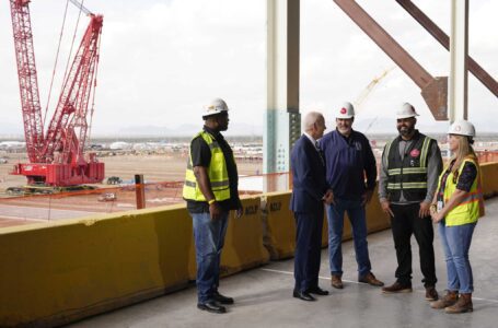 Biden visita la planta de chips de Arizona y destaca los puestos de trabajo