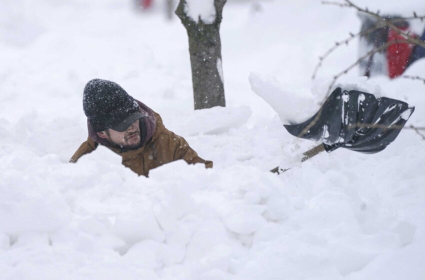  Buffalo se enfrenta a más nieve después de la tormenta más mortífera en décadas