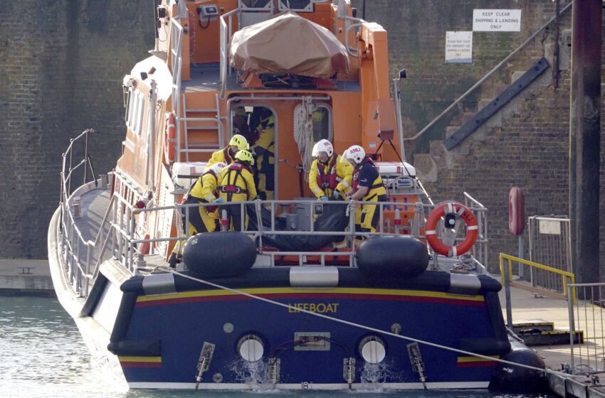  El Reino Unido envía helicópteros a una pequeña embarcación en peligro en el Canal de la Mancha