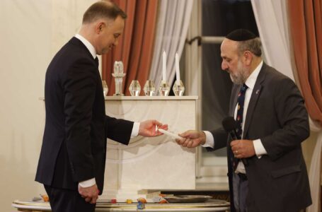 El líder polaco agradece en Hanukkah a los judíos su ayuda a los ucranianos