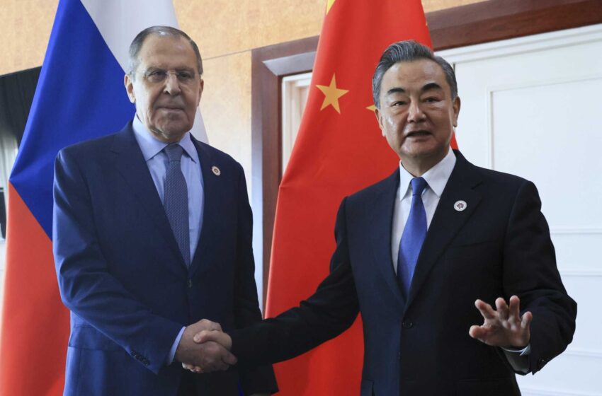  El ministro de Asuntos Exteriores de China señala la profundización de los lazos con Rusia