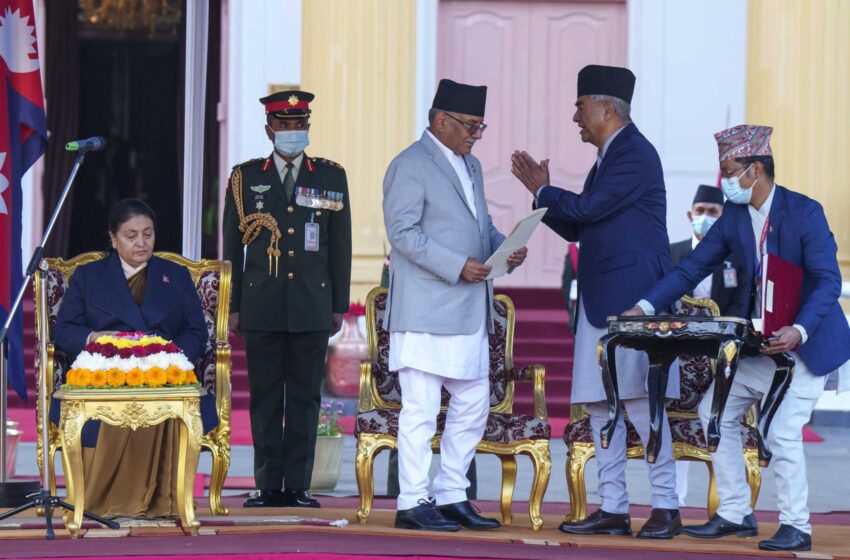  El nuevo primer ministro de Nepal jura el cargo al frente de una frágil coalición