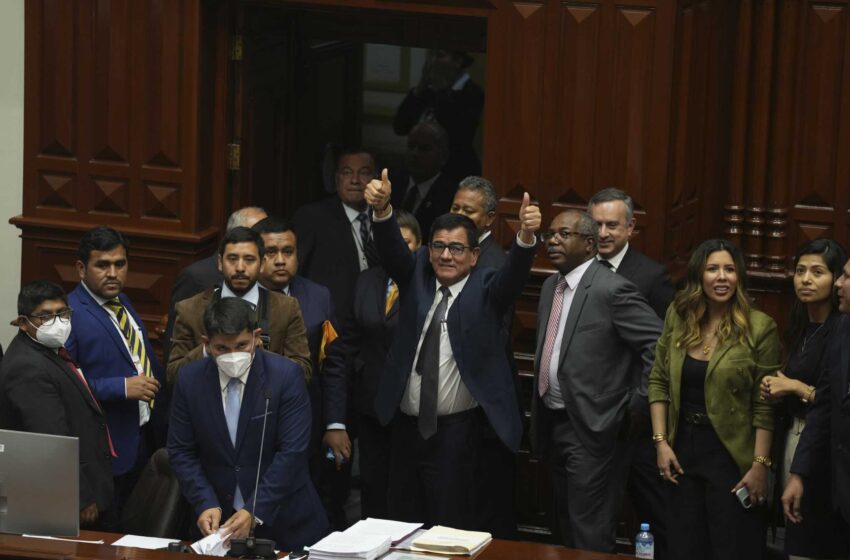  El presidente de Perú disuelve el Congreso, que a su vez lo destituye