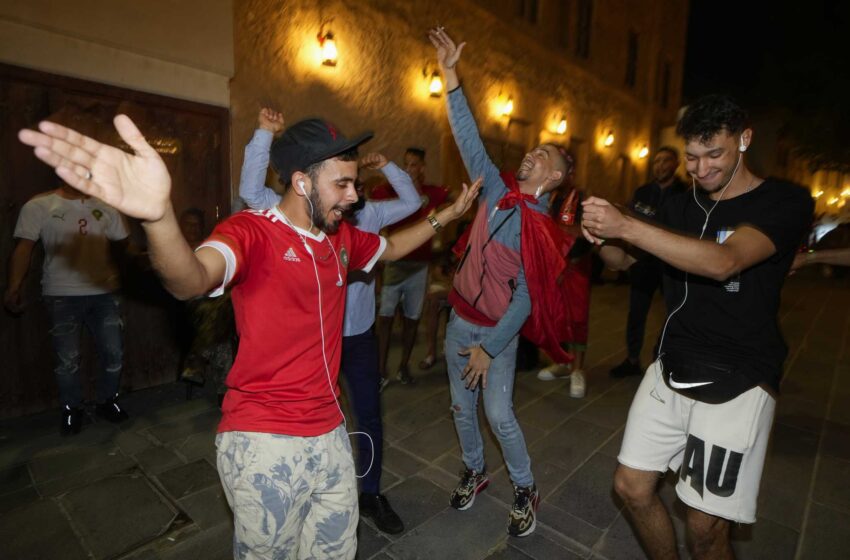  Los aficionados árabes de Qatar apoyan a Marruecos en el Mundial