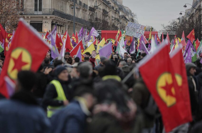  Los kurdos y los grupos antirracistas se reúnen tras el mortal tiroteo de París
