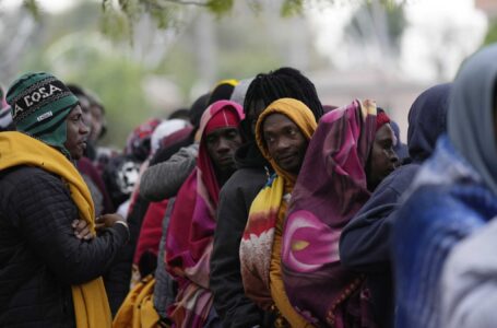 Los migrantes en la frontera entre EE.UU. y México esperan una decisión sobre los límites de asilo