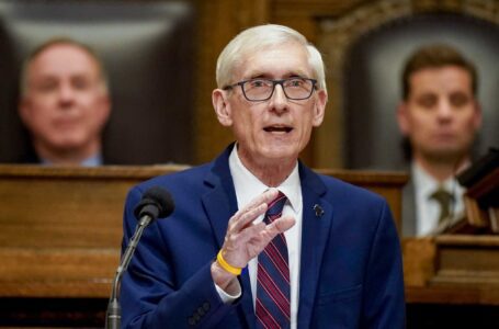 Los republicanos de Wisconsin y Evers se enfrentan por los recortes fiscales y las escuelas