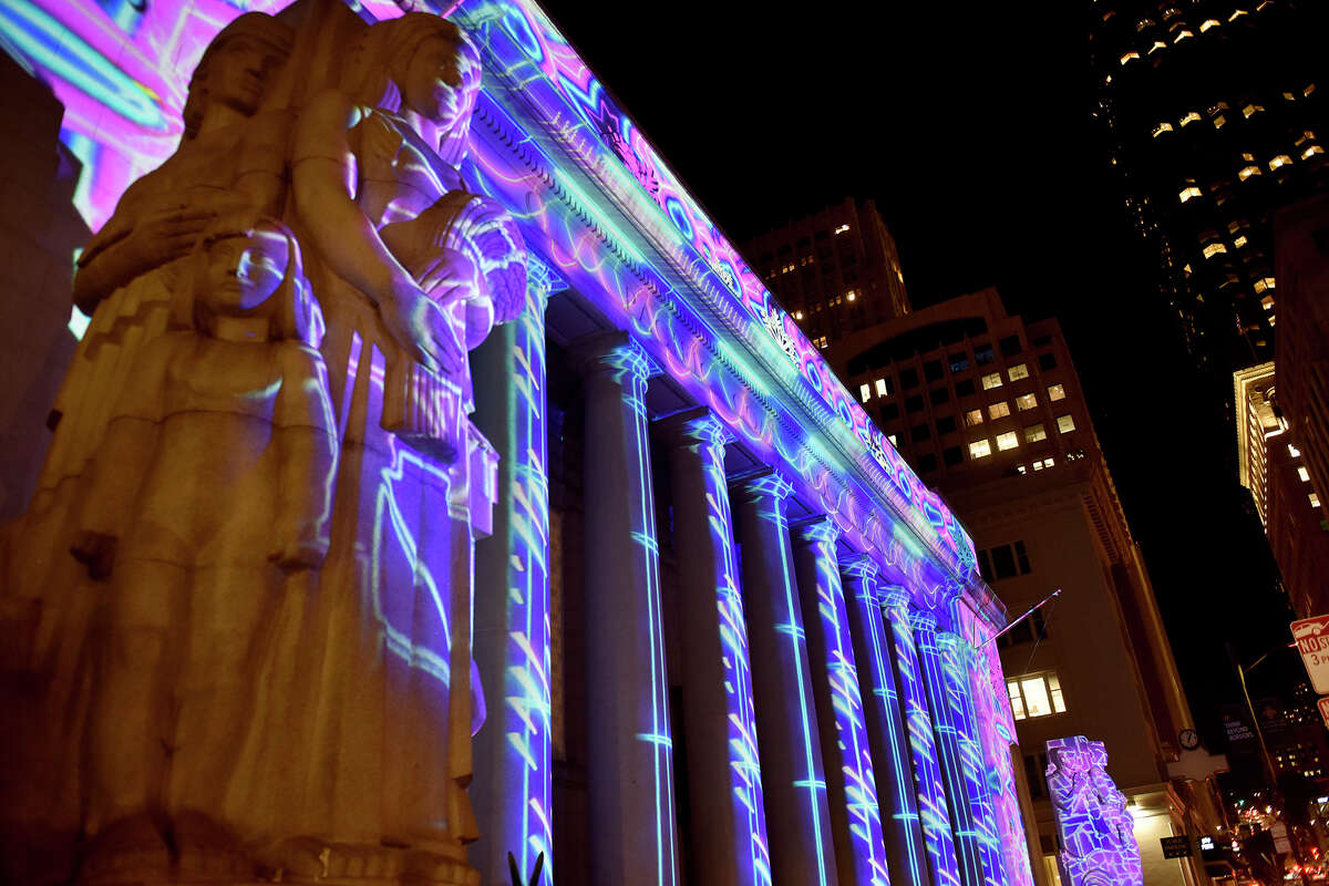 Las pantallas de luces se proyectan en el edificio de la Bolsa de Valores de la Costa del Pacífico como parte de la instalación de arte 