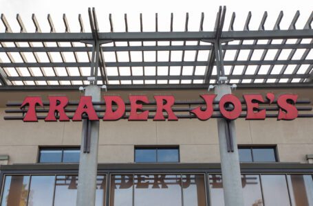 Trader Joe’s revela cómo un panel de degustación elige nuevos bocadillos navideños para las tiendas