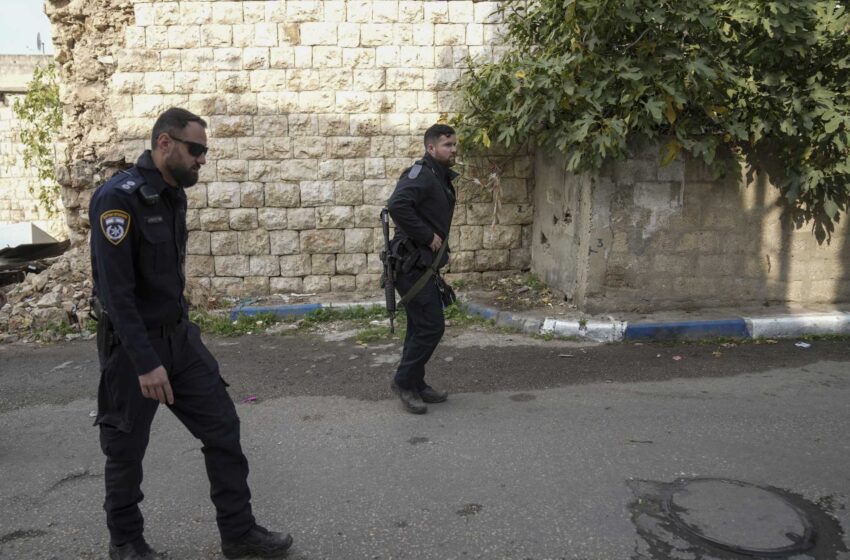  Un asaltante árabe armado embiste con su coche a la policía israelí y muere tiroteado
