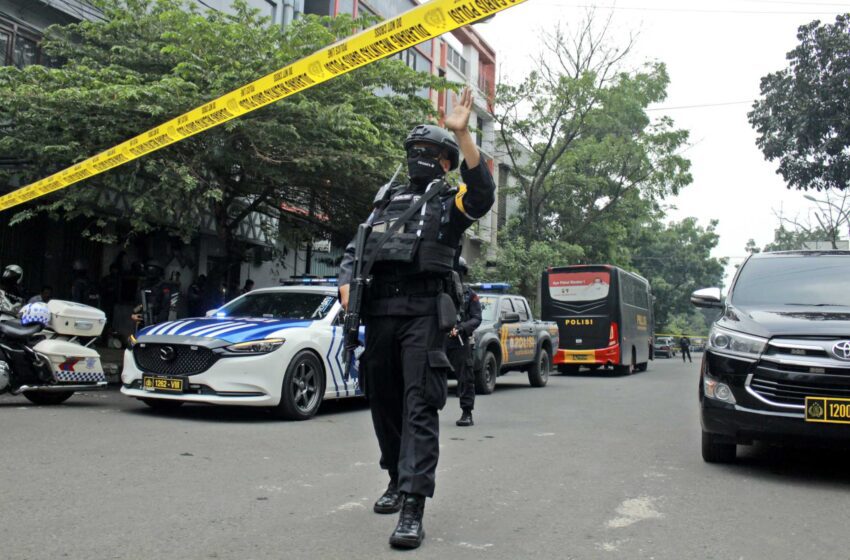  Un atentado con bomba en una comisaría indonesia mata a un agente y deja 7 heridos