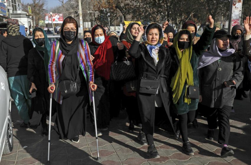  Un funcionario de la ONU y un ministro talibán se reúnen para tratar la prohibición de las ONG afganas a las mujeres
