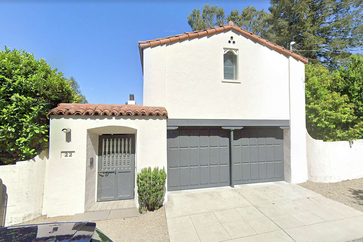 Una casa clásica de estilo español, esta morada de Berkeley se encuentra en casi un acre completo en el codiciado vecindario de Claremont. Se vendió fuera del mercado por 8,5 millones de dólares.