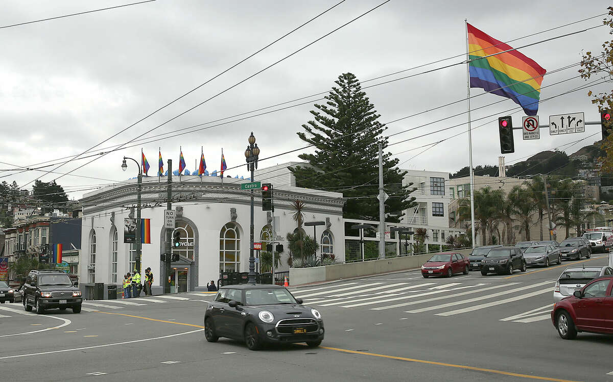 Harvey Milk Plaza es uno de los muchos lugares en el Distrito Castro de San Francisco que honra la memoria del difunto político e ícono de los derechos LGBTQ+.