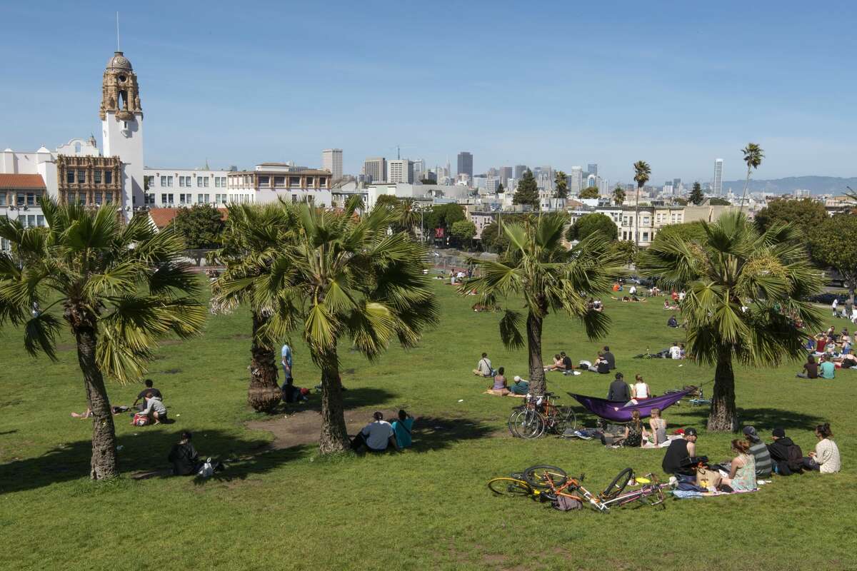 Un día soleado en Dolores Park en San Francisco, California. 