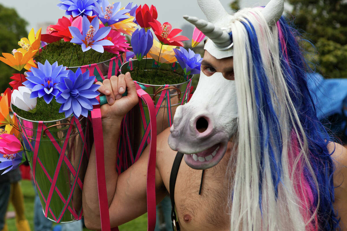 Un hombre se disfraza de unicornio en el evento Easter in the Park de San Francisco.