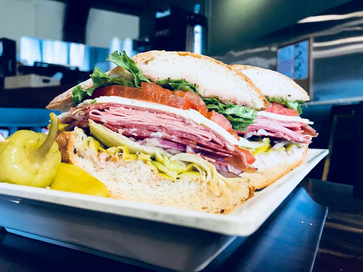 El Padrino en Colombo's Delicatessen es un favorito de la familia con mortadela, prosciutto, salami toscano, provolone, pepperoncinis, corazones de alcachofa y cebolla roja, rociados con aceite y vinagre.