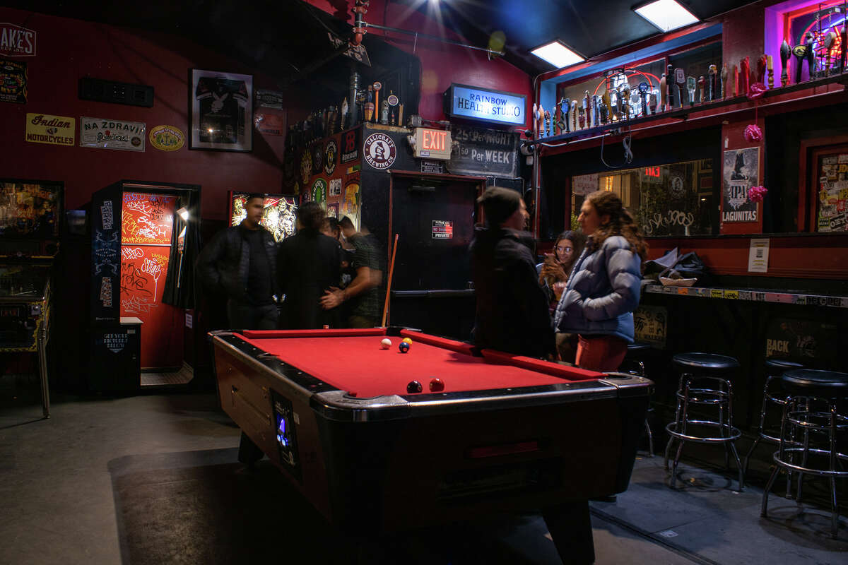 La mesa de billar Zeitgeist de la trastienda es un elemento básico del bar clásico de San Francisco, como se vio el 1 de diciembre de 2022.