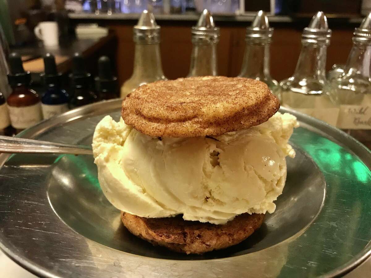 Un sándwich de helado demasiado relleno en The Ice Cream Bar en Cole Valley, San Francisco.