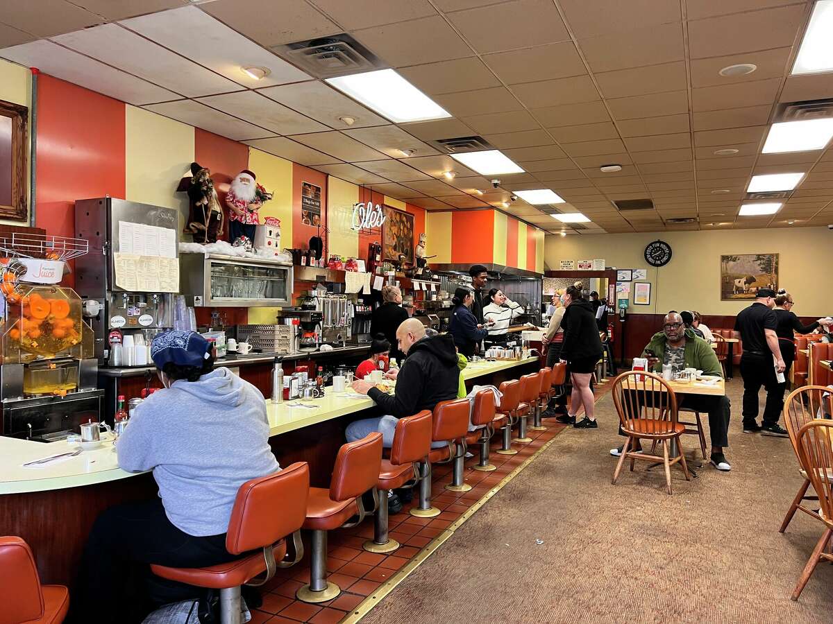 Los comensales disfrutan de estar en el mostrador de Ole's Waffle Shop en Alameda.