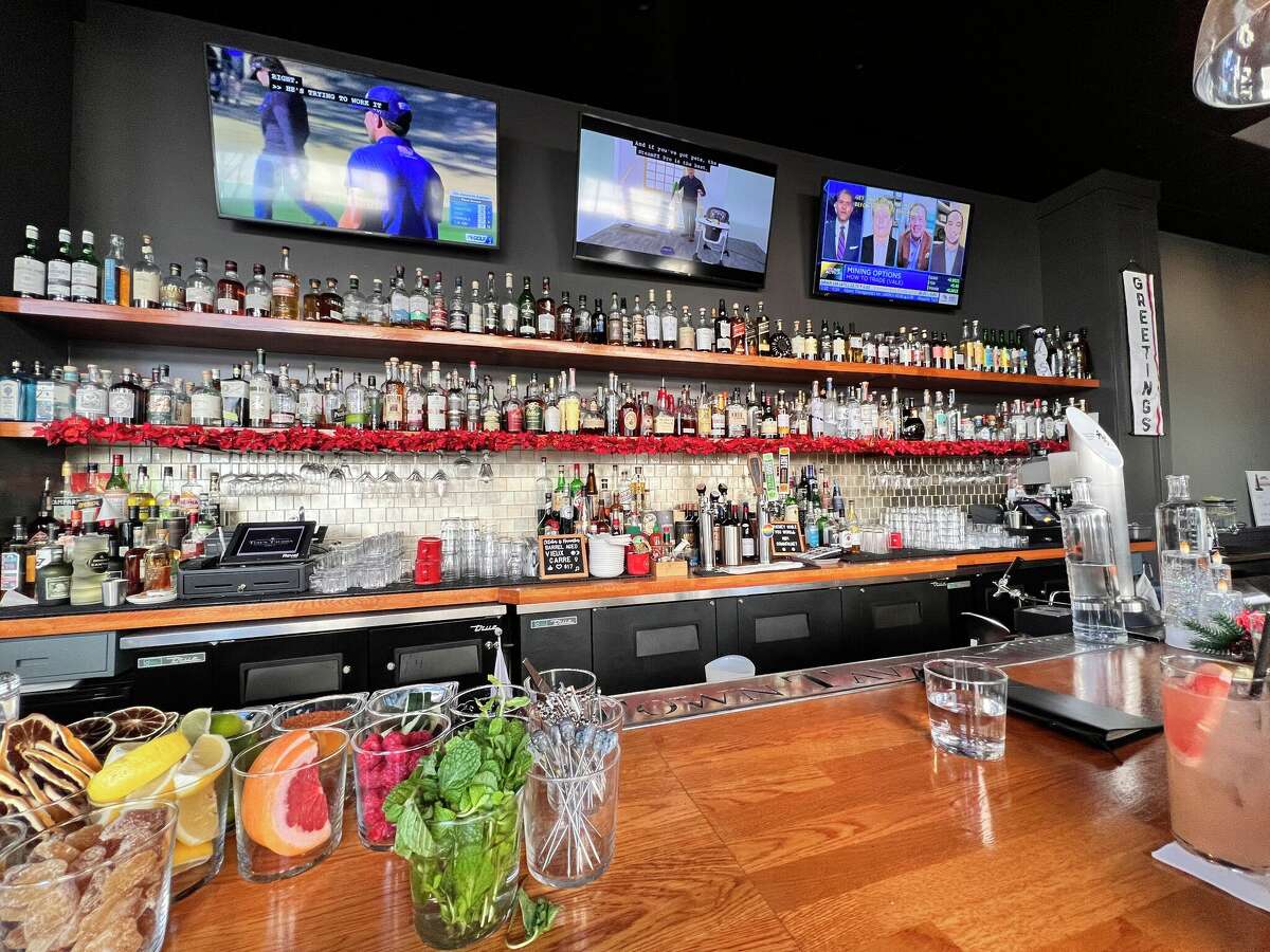 El área del bar en Town Tavern en Alameda. 