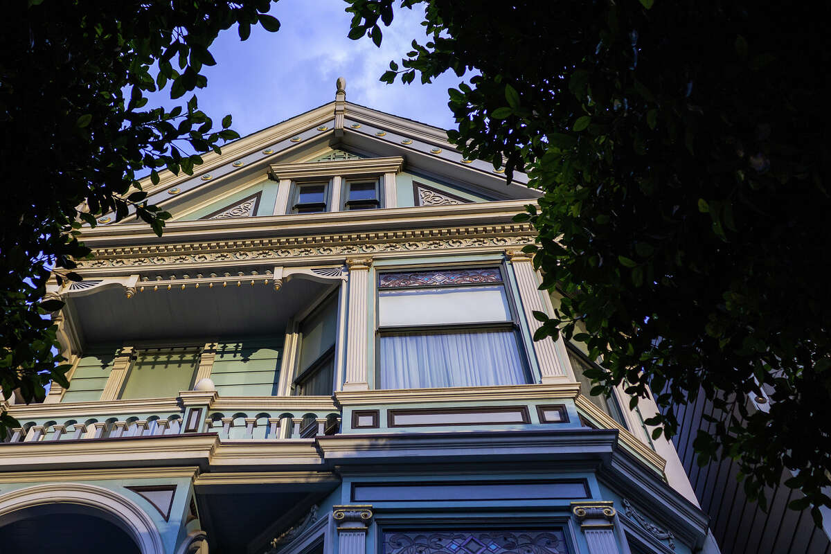 Ahora se ofrecen recorridos diarios en 712 Steiner St., la casa azul en la icónica fila de Painted Ladies de San Francisco, como se vio el jueves 22 de diciembre de 2022 por la tarde.