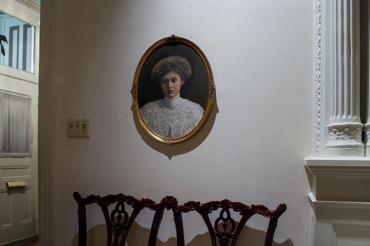 Un retrato de la década de 1880 de Josefine Hansson, pariente de George Horsfall de Suecia, cuelga en la sala principal al comienzo de la gira de 712 Steiner St., como se vio el jueves 22 de diciembre de 2022 por la noche.