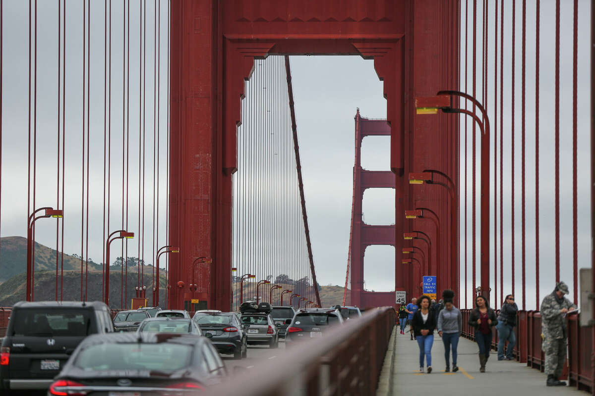 La gente cruza el puente Golden Gate en San Francisco, California, el miércoles 24 de mayo de 2017. 