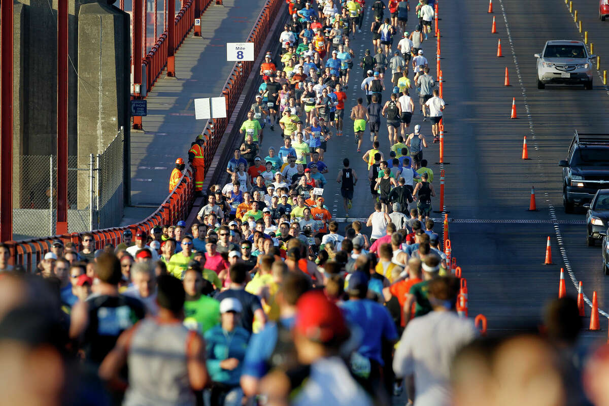 Los corredores de maratón se apiñaron en el lado este del puente Golden Gate como parte de la carrera el 16 de junio de 2013. 