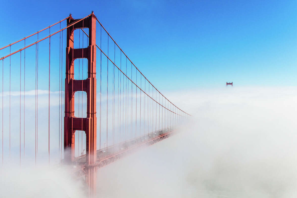El puente Golden Gate cubierto de niebla en San Francisco, California.