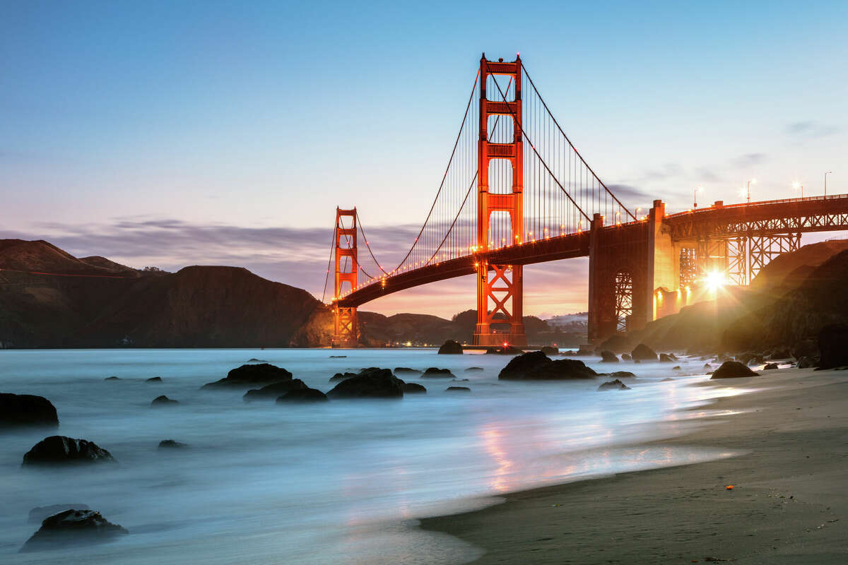 Una vista del puente Golden Gate al amanecer desde Baker Beach en San Francisco, California.