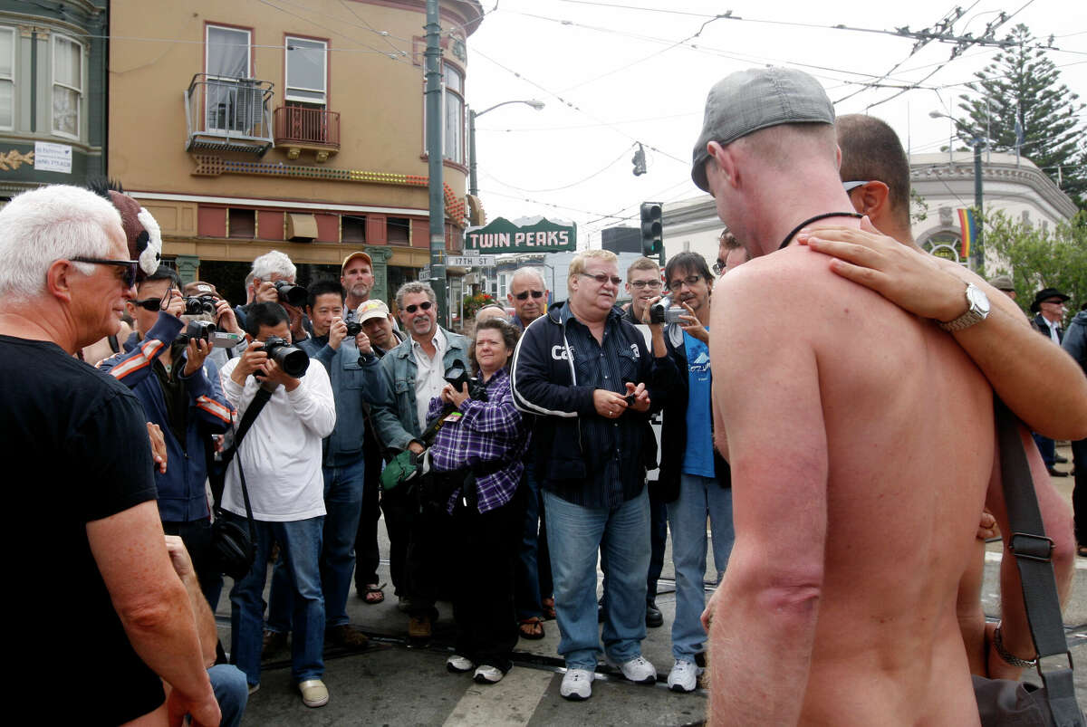 Hombres desnudos atraen a una multitud de espectadores en un desnudo en las calles Castro y 17 en San Francisco, California.