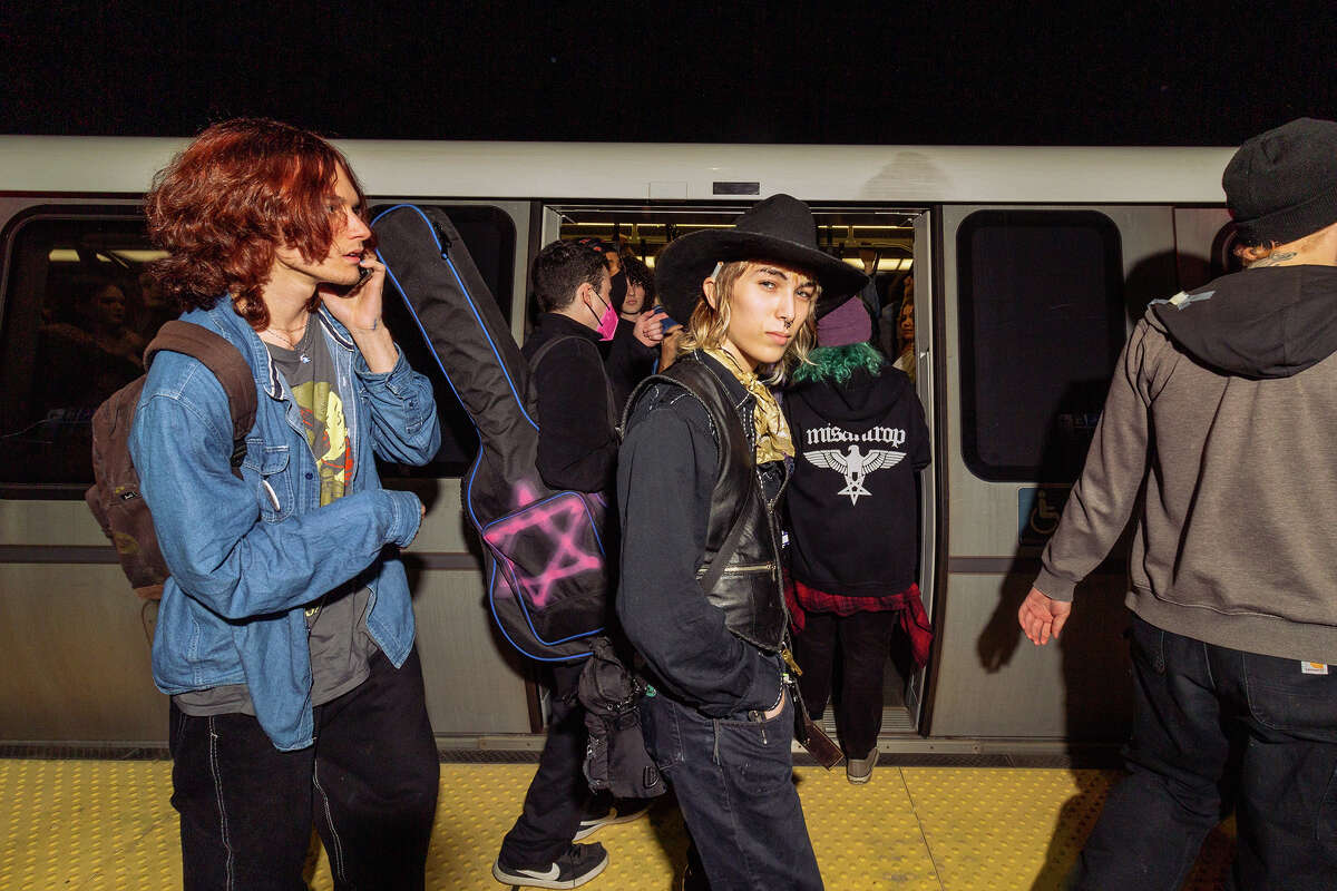 Las bandas locales de punk False Flag y Surprise Privilege se presentan en un tren BART de la banda hacia el oeste a San Francisco, el viernes 6 de enero de 2023. 