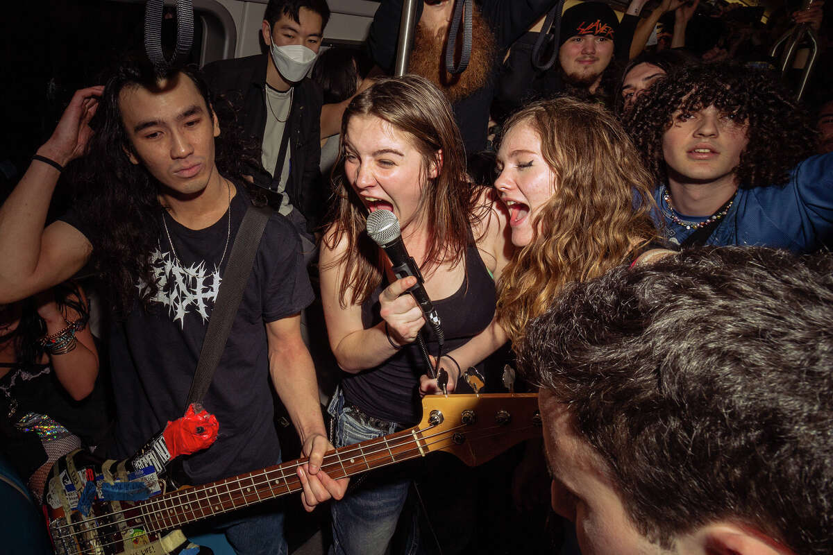 Las bandas locales de punk False Flag y Surprise Privilege se presentan en un tren BART de la banda hacia el oeste a San Francisco, el viernes 6 de enero de 2023. 