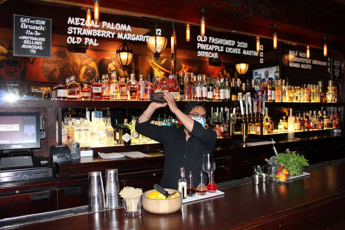 Un cantinero sirve una bebida en Harry's Bar en San Francisco, California. 